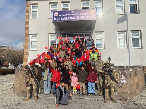 Jandarma Ekipleri, Güvenlik Birimleri Öğrenci Buluşması'nda Çocuklarla Bir Araya Geldi