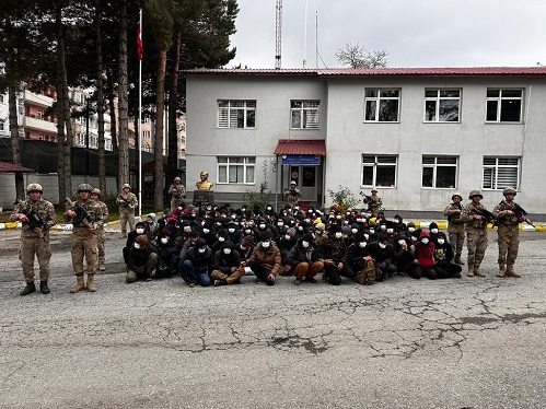 Jandarma Ekiplerimizce Tatvan İlçemiz Dalda Köyü Kırsalında 130 Düzensiz Göçmen Yakalandı