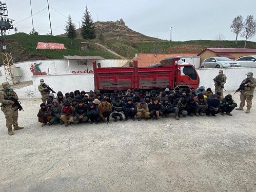 Jandarma Ekiplerimiz Tarafından 110 Düzensiz Göçmen ve Göçmenlere Organizatörlük Yapan 2 Şüpheli Şahıs Yakalandı