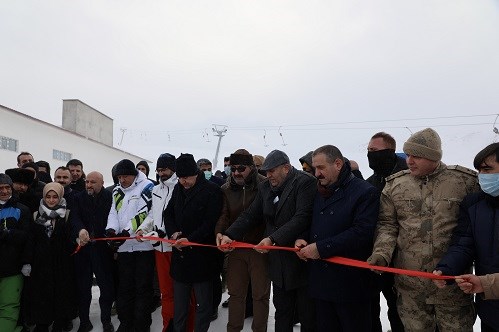 Vali Oktay Çağatay, Türkiye’de İlk Defa Kampüs Alanı İçerisinde Yapılan Kayak Merkezi Olma Özelliği Taşıyan Tesisinin Açılış Törenine Katıldı